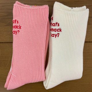 クツシタヤ(靴下屋)の靴下屋　メッセージ刺繍ソックス　ピンク　オフホワイト(ソックス)