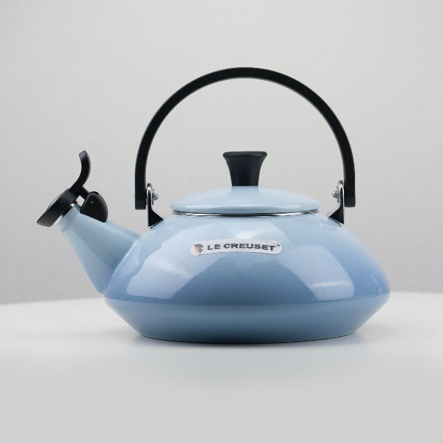 LE CREUSET(ルクルーゼ)のル クルーゼ　ケトル ゼン　1.6L　コースタルブルー　ホーロー製 インテリア/住まい/日用品のキッチン/食器(鍋/フライパン)の商品写真