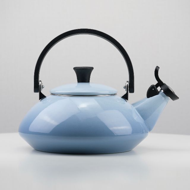 LE CREUSET(ルクルーゼ)のル クルーゼ　ケトル ゼン　1.6L　コースタルブルー　ホーロー製 インテリア/住まい/日用品のキッチン/食器(鍋/フライパン)の商品写真