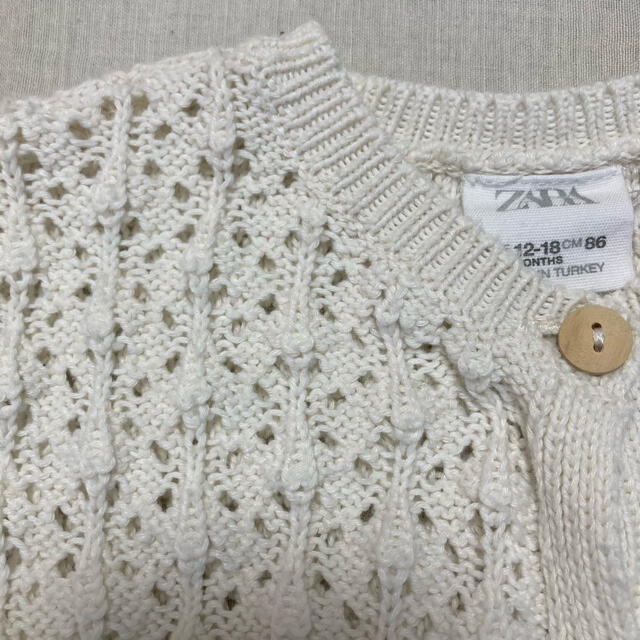 ZARA KIDS(ザラキッズ)のにしこ様✳︎zara kids 透かし編みカーディガン　86cm キッズ/ベビー/マタニティのベビー服(~85cm)(カーディガン/ボレロ)の商品写真