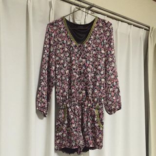 ローズバッド(ROSE BUD)のROSEBUD【美品】花柄ロンパース(オールインワン)