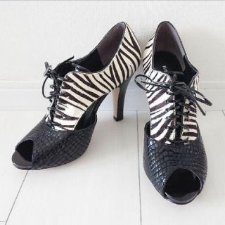 ナインウエスト(NINE WEST)のナインウエスト ゼブラハラコ パイソン型押し ブーティ サンダル 7ハーフ 新品(ハイヒール/パンプス)