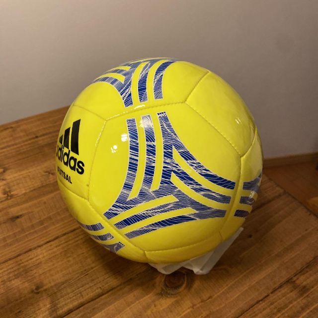 adidas サッカーボール　イエロー　FUTSAL 3号 スポーツ/アウトドアのサッカー/フットサル(ボール)の商品写真