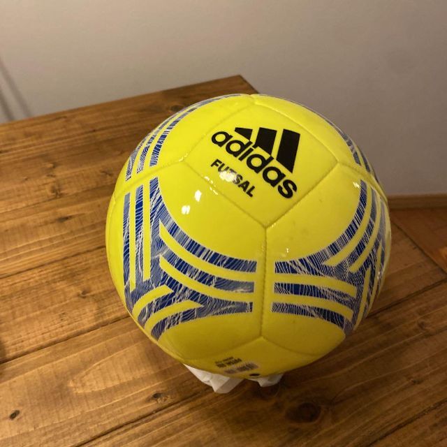 adidas サッカーボール　イエロー　FUTSAL 3号 スポーツ/アウトドアのサッカー/フットサル(ボール)の商品写真