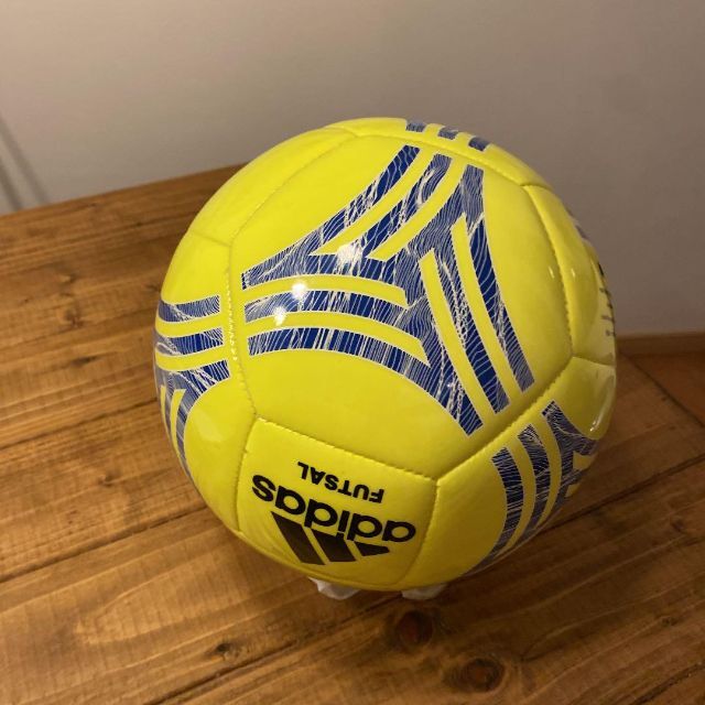 adidas サッカーボール　イエロー　FUTSAL 3号 スポーツ/アウトドアのサッカー/フットサル(ボール)の商品写真