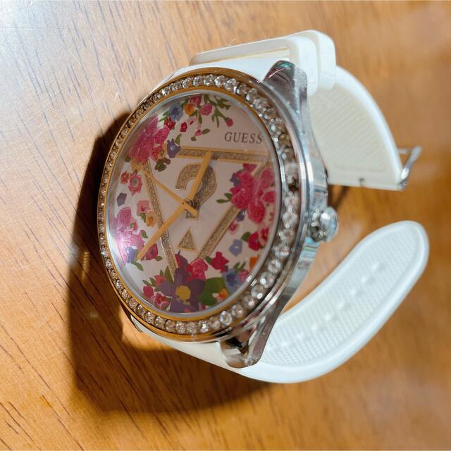 GUESS(ゲス)のGUESS 花柄 腕時計 レディースのファッション小物(腕時計)の商品写真