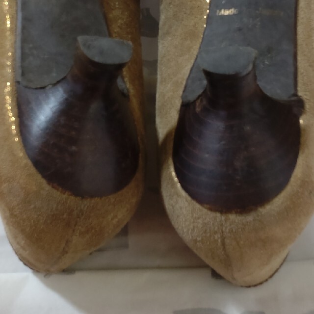 【美品】BRAND NEW DAY リボンゴールド パンプス 22.5 レディースの靴/シューズ(ローファー/革靴)の商品写真