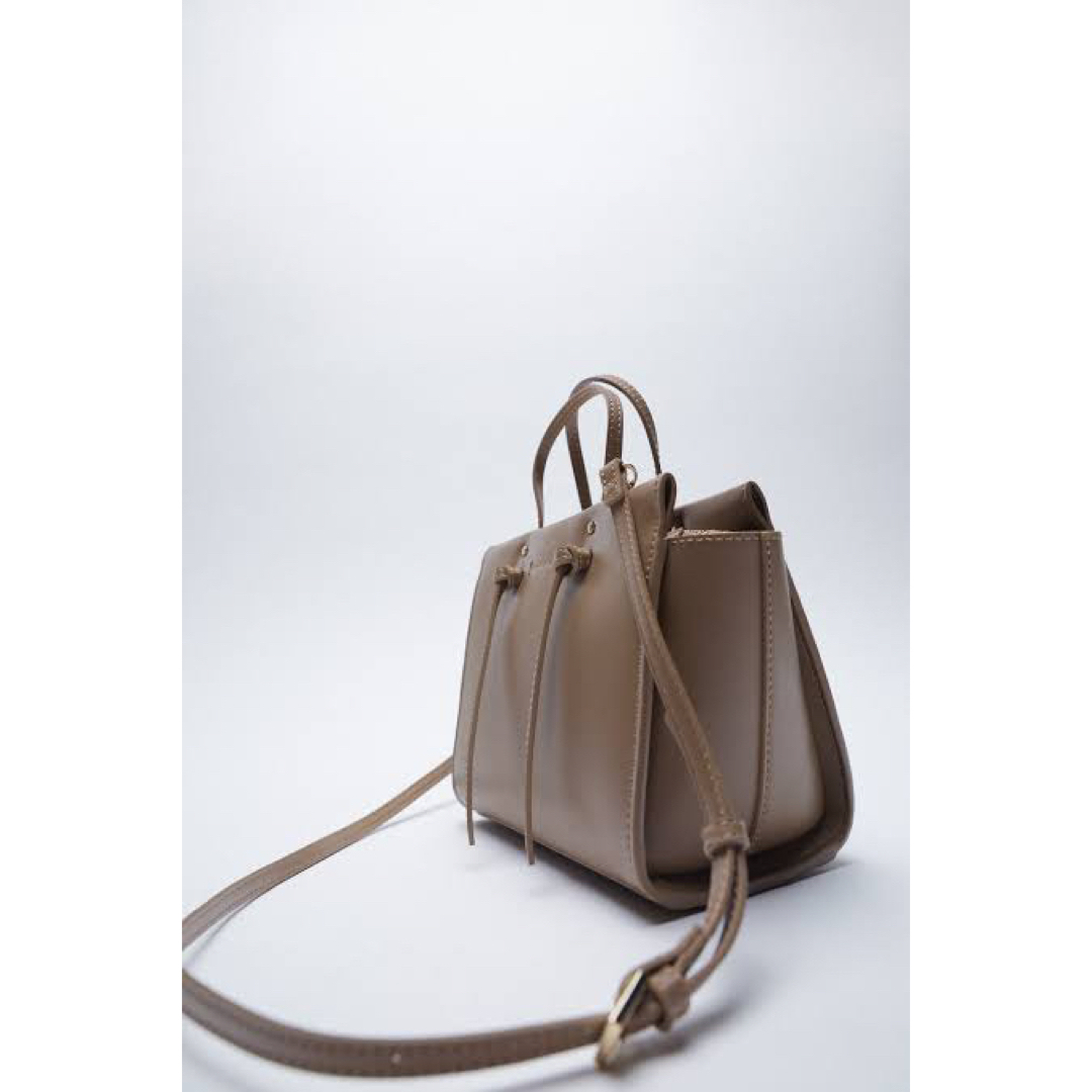 ZARA(ザラ)のZARA ザラ　ミディシティバッグ　ベージュ レディースのバッグ(ショルダーバッグ)の商品写真