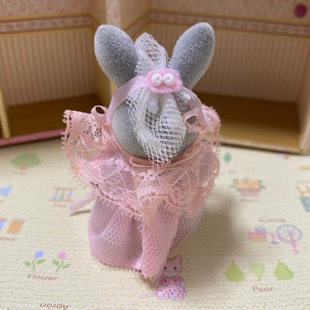 EPOCH(エポック)のブライズメイド　UK シルバニアファミリー　グレーウサギ  ピンク　ドレス エンタメ/ホビーのおもちゃ/ぬいぐるみ(キャラクターグッズ)の商品写真
