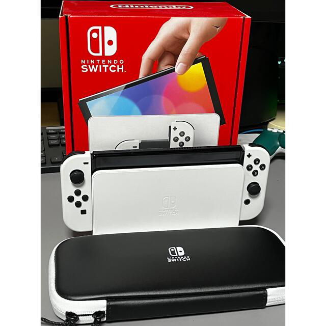 Nintendo Switch(ニンテンドースイッチ)の中古 Nintendo Switch 有機ELモデル ホワイト ソフトケース付き エンタメ/ホビーのゲームソフト/ゲーム機本体(携帯用ゲーム機本体)の商品写真