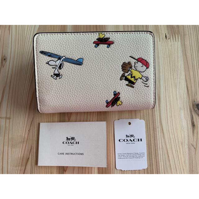 COACH(コーチ)のCOACHピーナッツコラボSNOOPY二つ折り財布　新品未使用品 レディースのファッション小物(財布)の商品写真