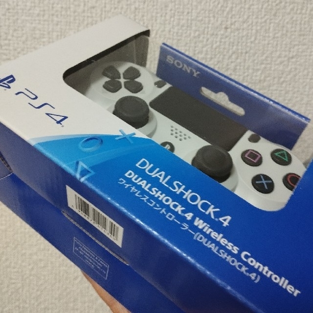 PS4 コントローラ デュアルショック　グレイシャー・ホワイト　新品未開封コントローラ