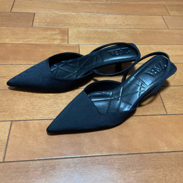 ZARA(ザラ)のZARA　パンプス　黒　サイズ40　店頭と自宅で試し履きのみ レディースの靴/シューズ(ハイヒール/パンプス)の商品写真