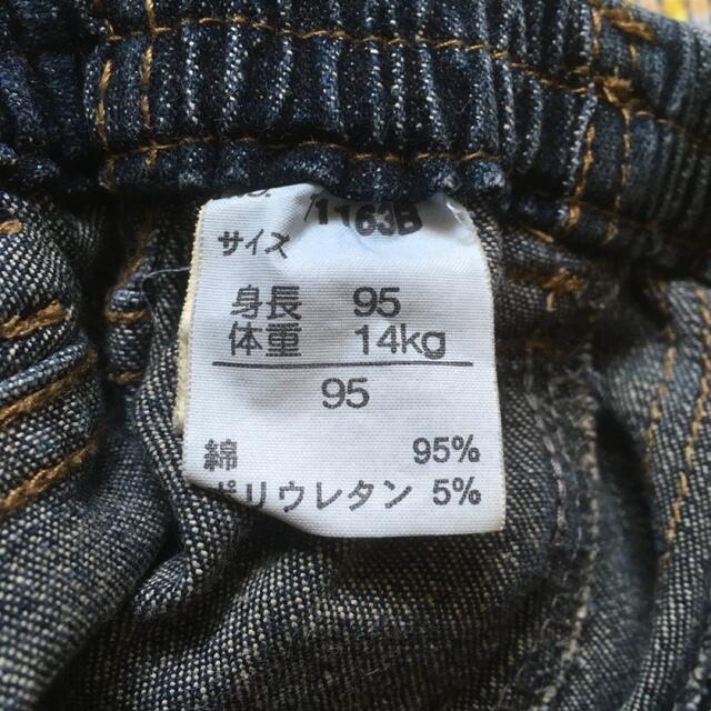 黒デニムパンツ 95センチ キッズ/ベビー/マタニティのキッズ服男の子用(90cm~)(パンツ/スパッツ)の商品写真