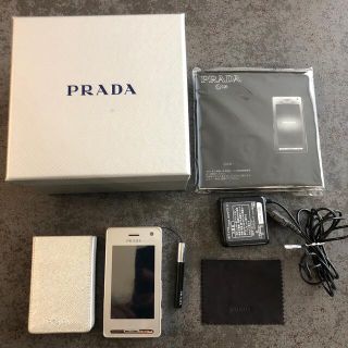 エヌティティドコモ(NTTdocomo)の⭐︎週末値引き⭐︎ PRADA携帯電話　ジャンク品(携帯電話本体)