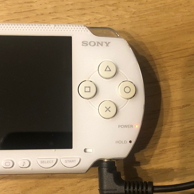 SONY(ソニー)のPSP本体　アダプター付き エンタメ/ホビーのゲームソフト/ゲーム機本体(携帯用ゲームソフト)の商品写真