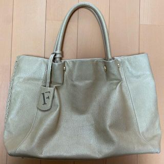 フルラ(Furla)の☆ フルラ　レザー　トートバッグ　ロゴチャーム付き　☆ ゴールド　☆(トートバッグ)