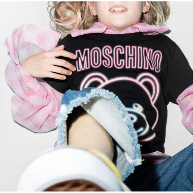 MOSCHINO(モスキーノ)の《国内販売価格15,900円》MOSCHINO モスキーノ Tシャツ 128 キッズ/ベビー/マタニティのキッズ服女の子用(90cm~)(Tシャツ/カットソー)の商品写真