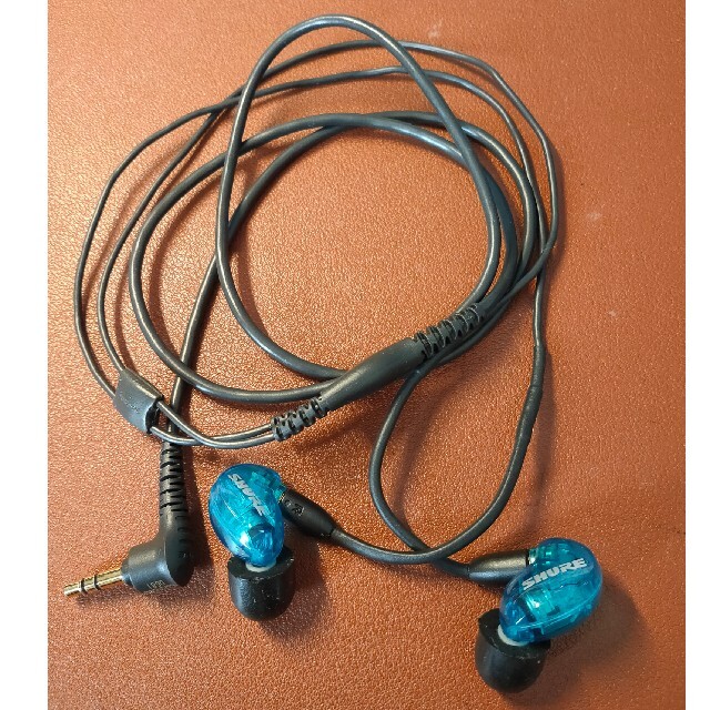 専用　SHURE シュア  (有線タイプ)  SE215SPE-A スマホ/家電/カメラのオーディオ機器(ヘッドフォン/イヤフォン)の商品写真