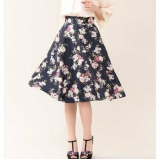 ジルバイジルスチュアート(JILL by JILLSTUART)の【ＧＷ限定価格】ジルスチュアート 花柄スカート ネイビー Sサイズ(ひざ丈スカート)