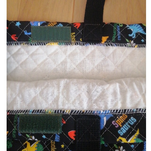 防災頭巾カバー　背もたれタイプ　ブラック×恐竜 ハンドメイドのキッズ/ベビー(外出用品)の商品写真