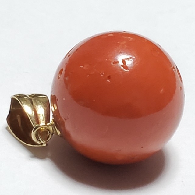 ☆K18珊瑚トップ☆ペンダント☆赤珊瑚☆朱色☆虫喰い珊瑚☆13mm