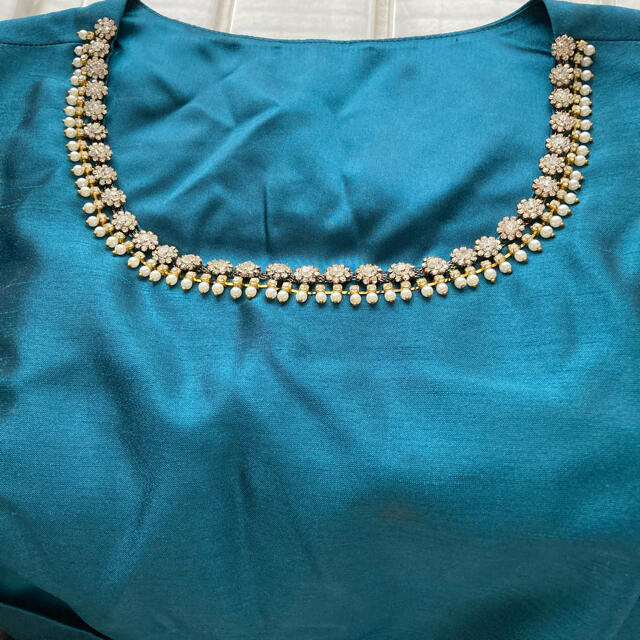 ドレスの胸元に付けられたキラキラパーツ ハンドメイドの素材/材料(各種パーツ)の商品写真