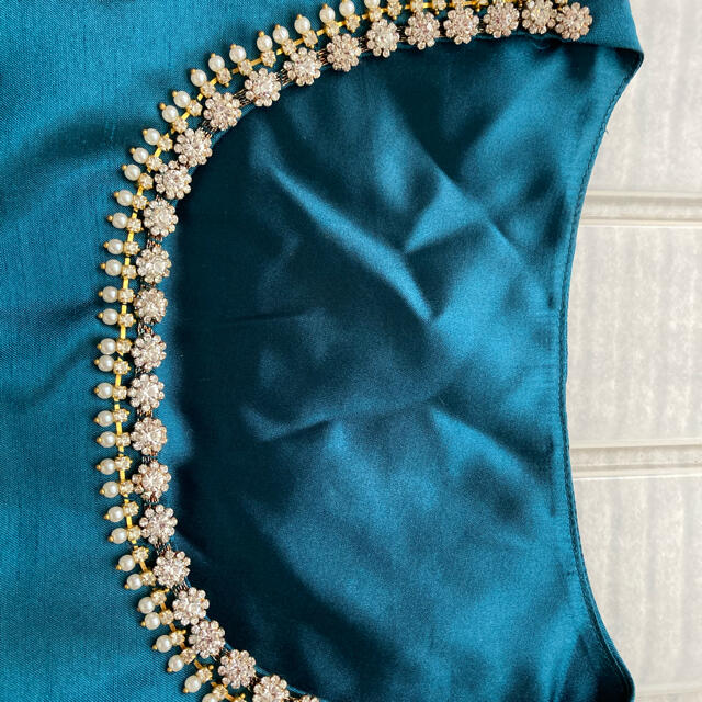 ドレスの胸元に付けられたキラキラパーツ ハンドメイドの素材/材料(各種パーツ)の商品写真