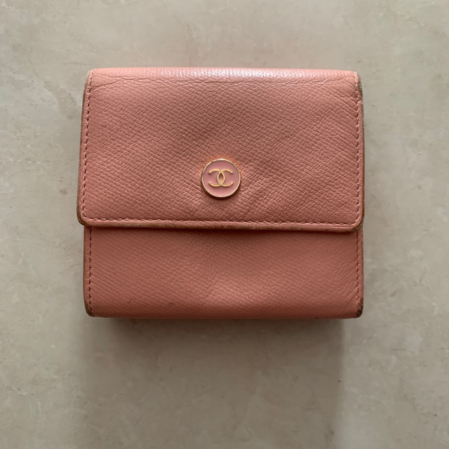 CHANEL(シャネル)のCHANEL  財布　ピンク　3つ折り財布 ココボタン レザー レディースのファッション小物(財布)の商品写真