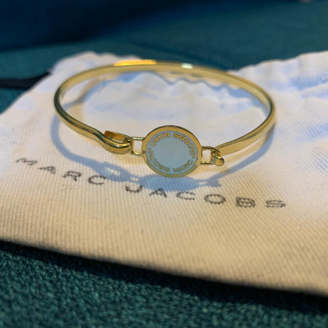 MARC JACOBS(マークジェイコブス)のMARC JACOBS ゴールド✖️ホワイト　バングル、ブレスレット レディースのアクセサリー(ブレスレット/バングル)の商品写真