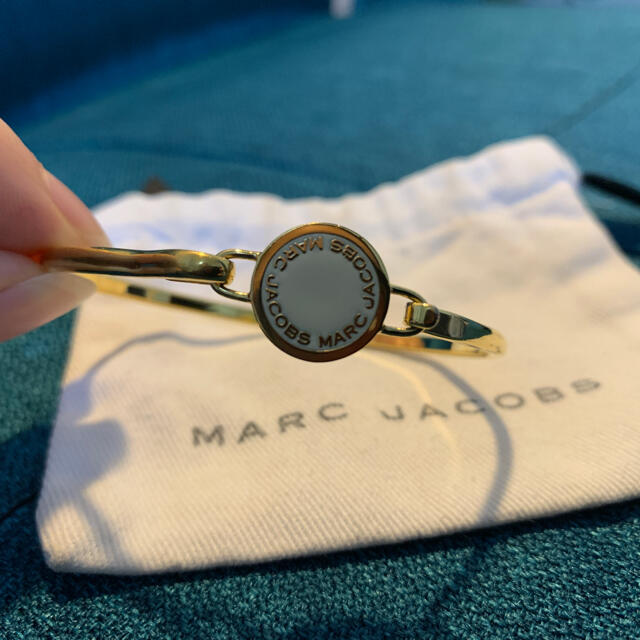 MARC JACOBS(マークジェイコブス)のMARC JACOBS ゴールド✖️ホワイト　バングル、ブレスレット レディースのアクセサリー(ブレスレット/バングル)の商品写真