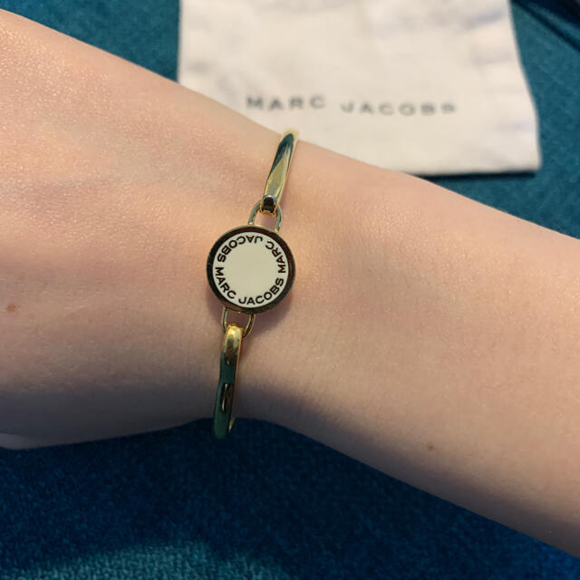 MARC JACOBS(マークジェイコブス)のMARC JACOBS ゴールド✖️ホワイト　バングル、ブレスレット レディースのアクセサリー(ブレスレット/バングル)の商品写真