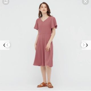 ユニクロ(UNIQLO)のUNIQLO ドレープフレアスリーブワンピース ピンク L 新品(ひざ丈ワンピース)