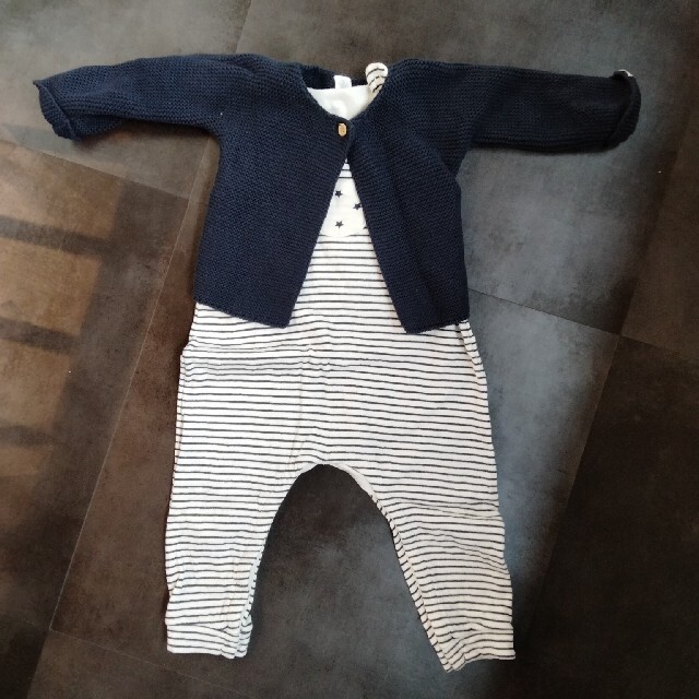 PETIT BATEAU(プチバトー)のPETIT BATEAU　ボーダーロンパース&カーディガンセット　70size キッズ/ベビー/マタニティのベビー服(~85cm)(ロンパース)の商品写真