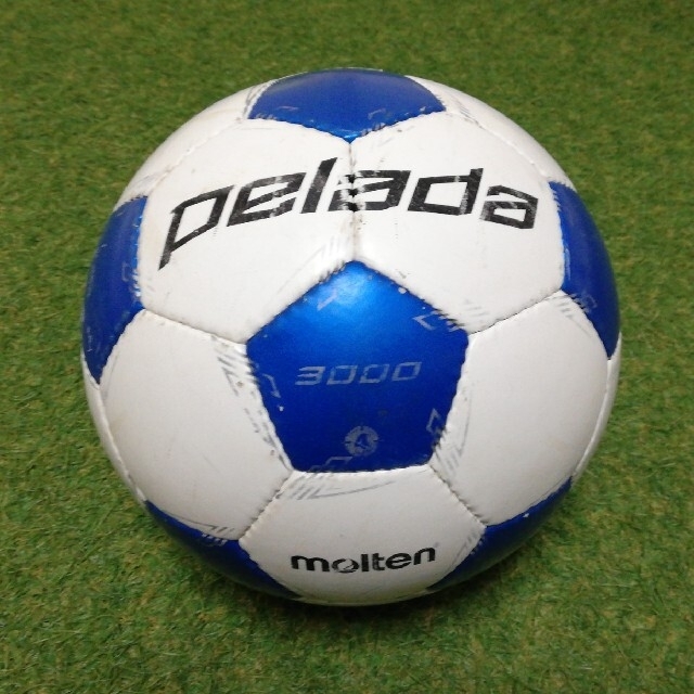 molten(モルテン)のサッカーボール　ペレーダ3000(4号球) スポーツ/アウトドアのサッカー/フットサル(ボール)の商品写真