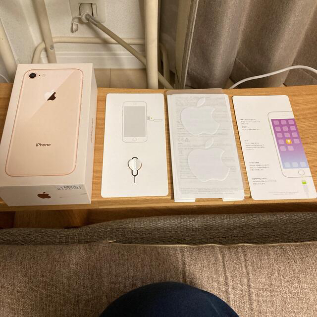 iPhone(アイフォーン)の中古　iphone 8   ピンクゴールド64GB  スマホ/家電/カメラのスマートフォン/携帯電話(スマートフォン本体)の商品写真