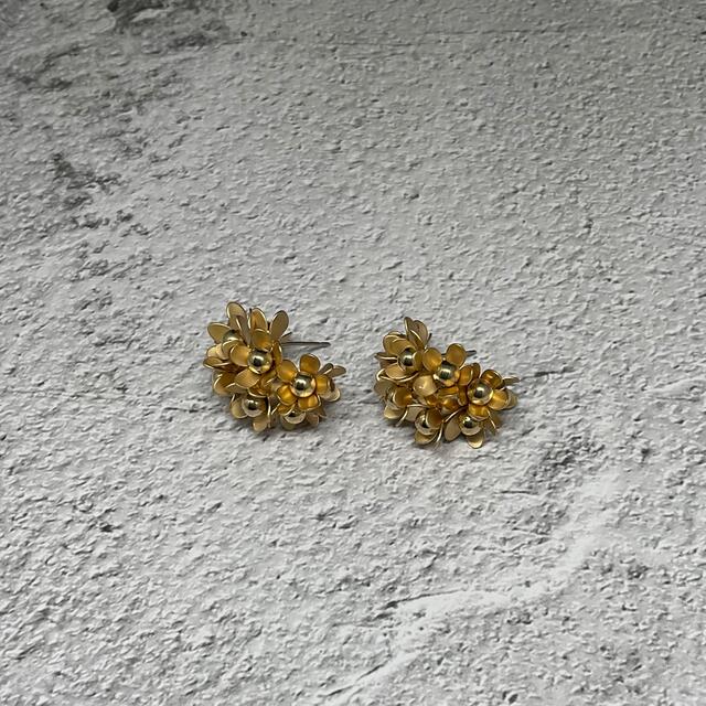 PI039 gold flower pierce pair レディースのアクセサリー(ピアス)の商品写真