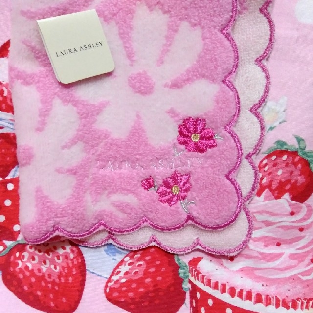 LAURA ASHLEY(ローラアシュレイ)の🌸ローラアシュレイ🌸タオルハンカチ🌸ハンカチ🌸桜🌸サクラ🌸ピンク🌸 レディースのファッション小物(ハンカチ)の商品写真