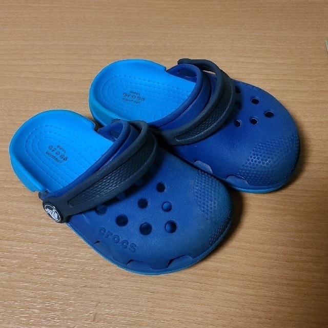 crocs(クロックス)の【値下げしました】キッズクロックス　crocs　c8サイズ キッズ/ベビー/マタニティのキッズ靴/シューズ(15cm~)(サンダル)の商品写真