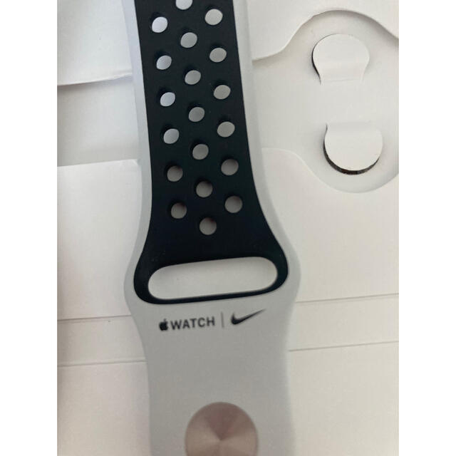 Apple(アップル)のApple Watch 純正スポーツ用バンド（グレー）40mm用 NIKE メンズの時計(ラバーベルト)の商品写真
