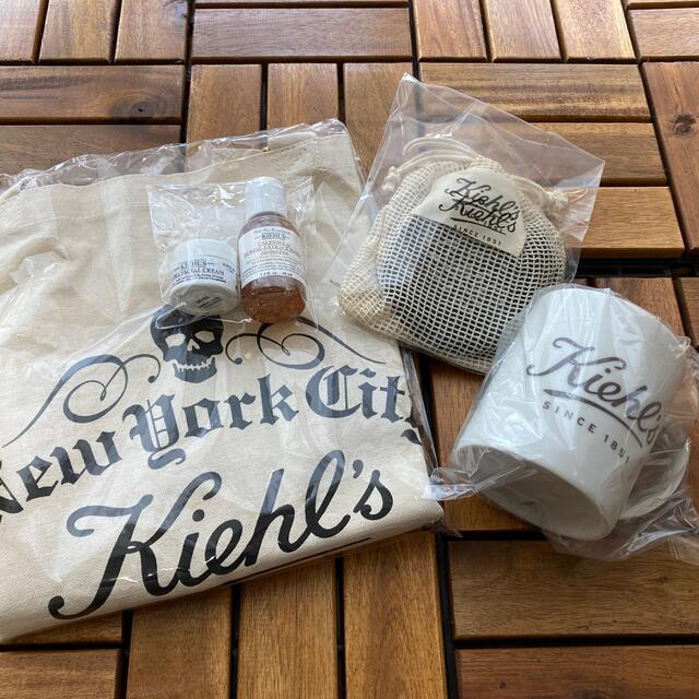 Kiehl's(キールズ)の未使用品！キールズ　ノベルティ&大きいサンプルセット コスメ/美容のキット/セット(サンプル/トライアルキット)の商品写真