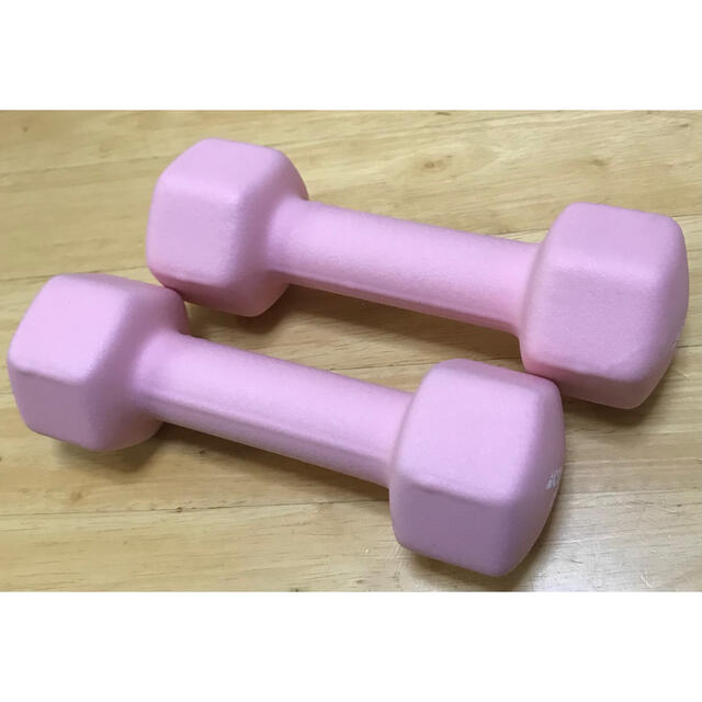 ダンベル ピンク　筋トレ 2kg 2個セット 鉄アレイ  スポーツ/アウトドアのトレーニング/エクササイズ(トレーニング用品)の商品写真