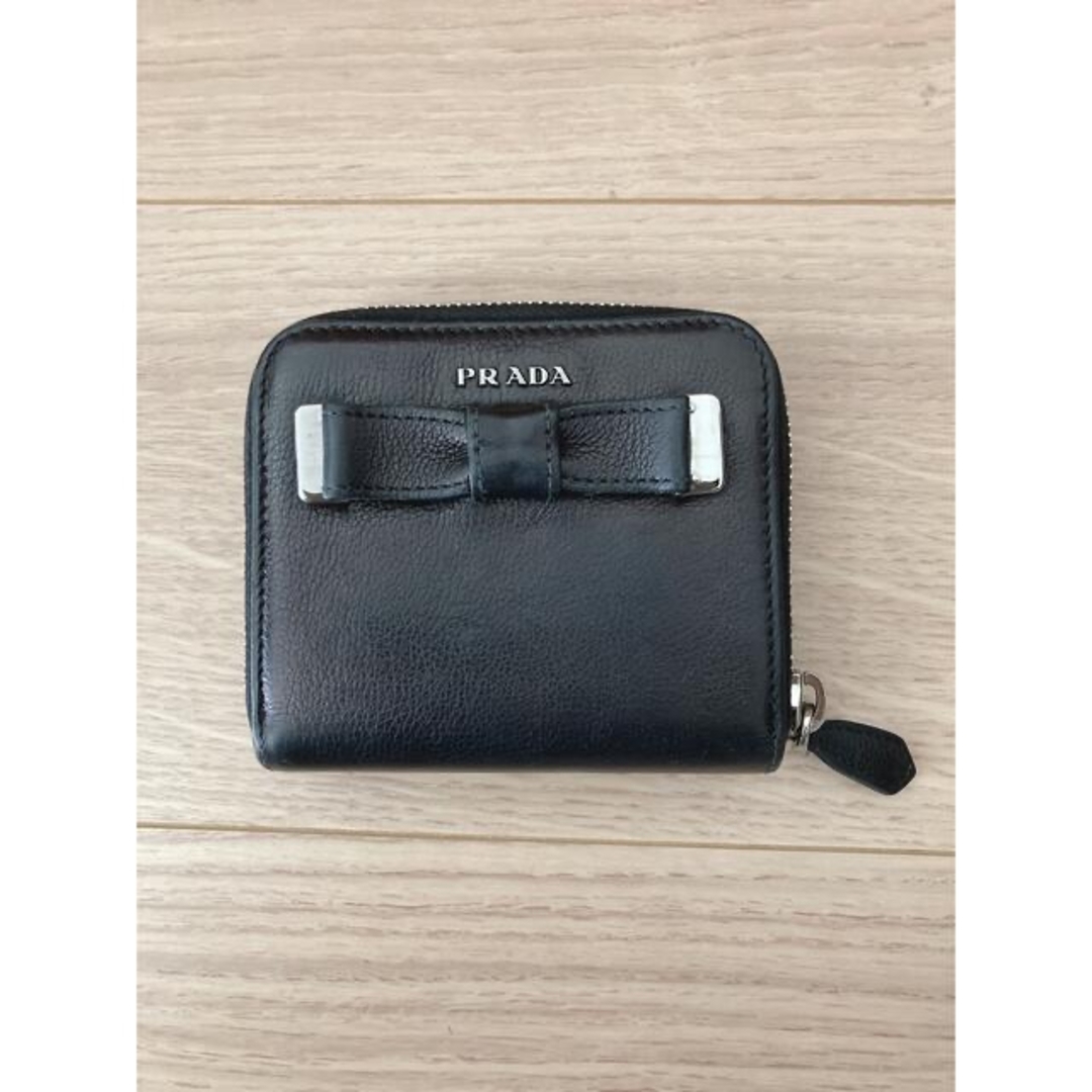 PRADA リボン付ファスナー二つ折財布 黒ベージュレディース