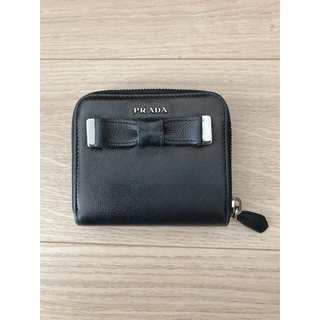プラダ(PRADA)のPRADA リボン付ファスナー二つ折財布 黒ベージュレディース(財布)