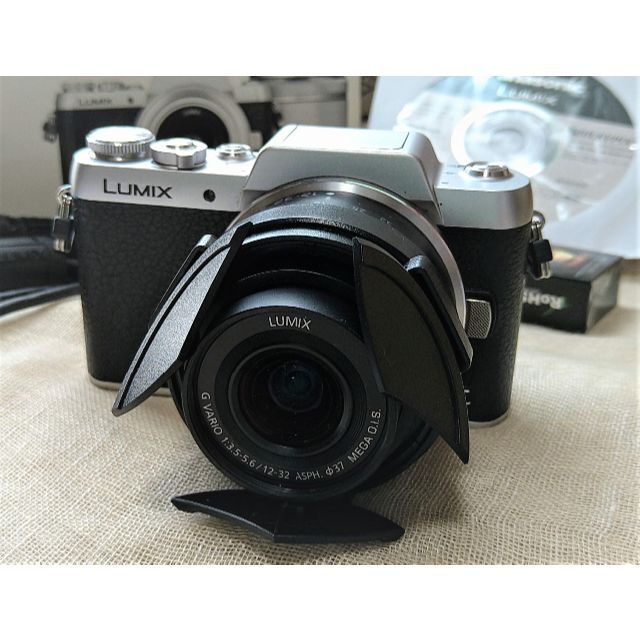 Panasonic LUMIX DMC-GF7  オート開閉式レンズキャップ付