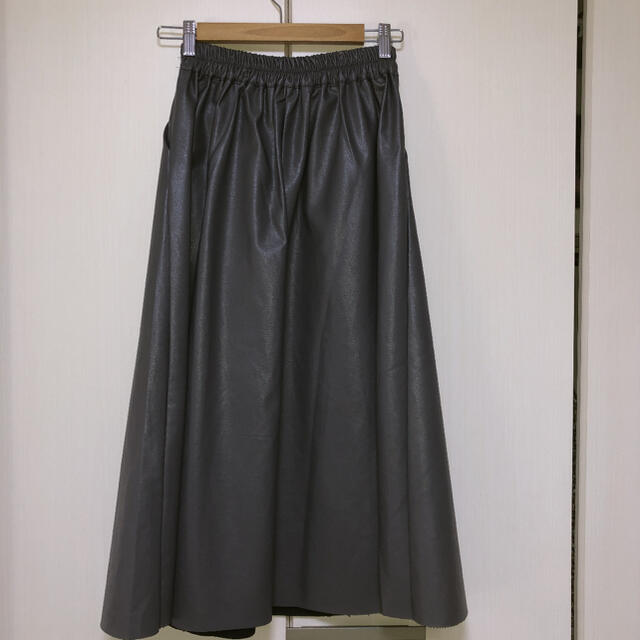 フェイクレザー、フレアロングスカート レディースのスカート(ロングスカート)の商品写真