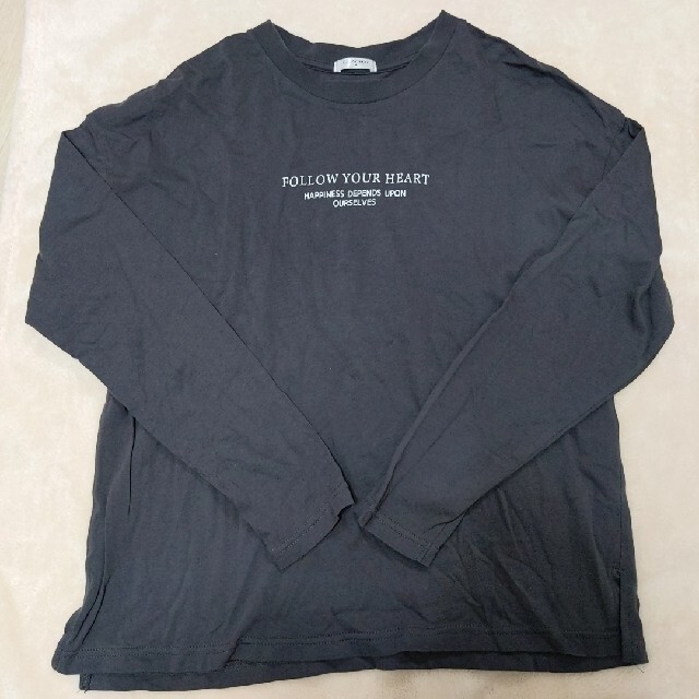 HONEYS(ハニーズ)のハニーズ　ロゴ長袖Tシャツ　ロンt レディースのトップス(Tシャツ(長袖/七分))の商品写真