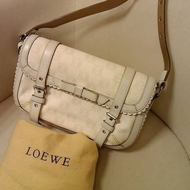 LOEWE - ロエベ（LOEWE）ホワイト　アナグラム　ショルダーバッグの通販 by BRAND BUYBUY｜ロエベならラクマ ショルダーバッグ【品質割引】