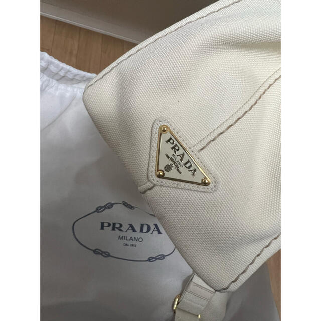 ホワイト PRADA カナパの通販 by みみ's shop|プラダならラクマ ...