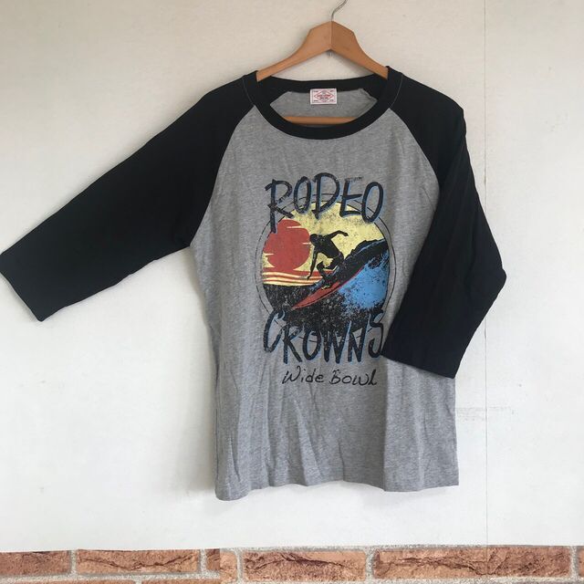 RODEO CROWNS WIDE BOWL(ロデオクラウンズワイドボウル)のRODEOCROWNSWIDEBOWL カットソー ロゴ プリント Tシャツ レディースのトップス(カットソー(長袖/七分))の商品写真